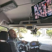 mies ajaa autoa, jonka takapenkillä on televisio