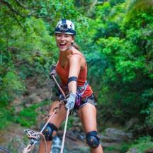 eine Frau, die mit dem Fahrrad auf einer Seilrutsche fährt