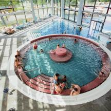 vista superior d'una piscina en un edifici