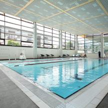 una gran piscina amb aigua blava en un edifici