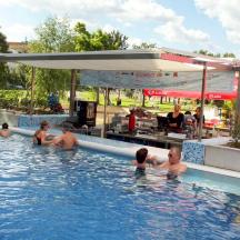 un grup de persones a la piscina d'un complex turístic