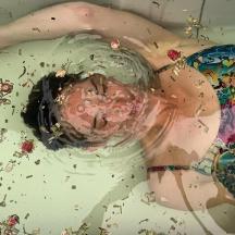 une peinture d'une personne allongée dans l'eau