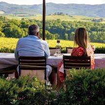 un uomo e una donna seduti a un tavolo con vista