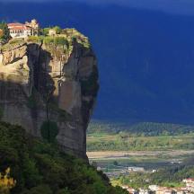 une maison perchée au sommet d'une montagne
