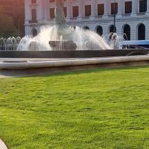 una fontana in un parco di fronte a un edificio