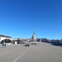 vista d'una gran plaça davant d'un edifici