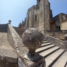 una bola de pedra al costat d'un castell
