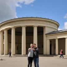 un homme et une femme debout devant un bâtiment