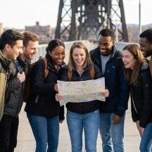 un grup de persones juntes sostenint un mapa
