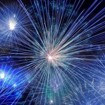 ein Haufen blauer Feuerwerkskörper explodiert am Himmel