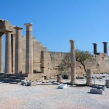 un antico tempio con colonne e cielo azzurro