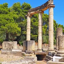 un antico tempio con colonne in un parco