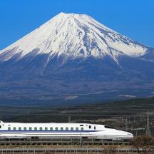 山の前の線路上の列車