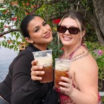 due donne tengono un drink in mano