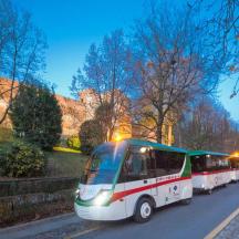 Ein Bus fährt die Straße entlang mit