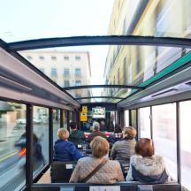 eine Gruppe von Menschen sitzt in einer U-Bahn