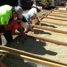 sekumpulan orang yang sedang mengerjakan struktur kayu
