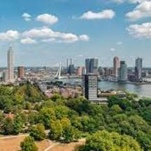 Blick auf eine Stadt mit einem Fluss und Gebäuden