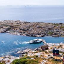 en båd ligger fortøjet i et vandområde