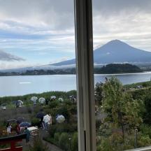 ein Fenster mit See- und Bergblick