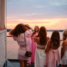 eine Gruppe von Frauen in weißen Kleidern auf einem Kreuzfahrtschiff