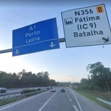 un senyal d'autopista en una carretera amb cotxes