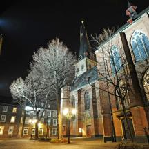 bangunan besar dengan gereja pada waktu malam