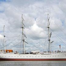 ein großes weißes Schiff im Wasser