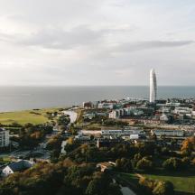 pilsētas skats no gaisa ar augstu torni