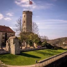 ein Turm mit einer Flagge auf einem Gebäude