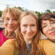 un grup de tres dones posant per a una foto