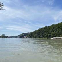 un fiume con una barca in mezzo