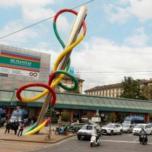 eine große Skulptur mitten auf einer Straße
