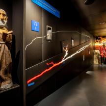 en museumsudstilling med en statue af en mand med et spyd