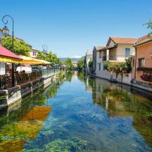 o vedere a unui canal într-un oraș cu clădiri