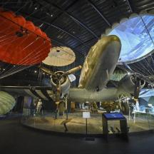 un avió exposat en un edifici amb para-sols