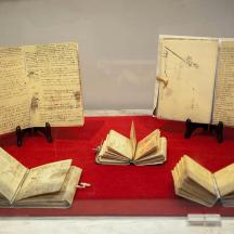 isang grupo ng mga libro na nakaupo sa isang pulang mesa