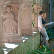 un home i una dona drets al costat d'una estàtua
