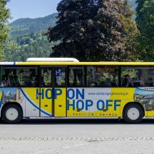 en gul bus kører ned ad en gade