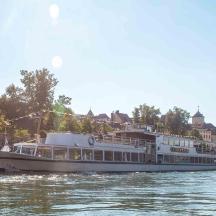 una barca sul fiume di fronte a una città