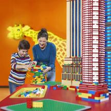 o femeie și un băiat tânăr care se joacă cu lego