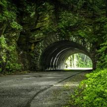 un tunel pe un drum care trece printr-un munte