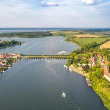 en luftfoto af en flod med en by
