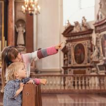 mała dziewczynka wskazująca na małego chłopca w kościele