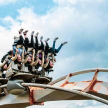 sekumpulan orang di atas roller coaster