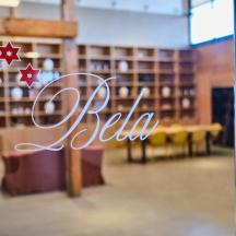 znak z napisem beta w bibliotece