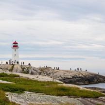 et fyrtårn på toppen af en klippeø