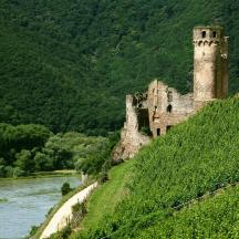 Un antiguo castillo en una colina junto a un río