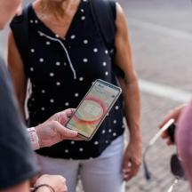 o femeie care ține un telefon mobil în mână