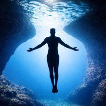 ein Mann, der in einer Höhle im Wasser steht